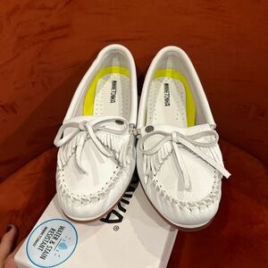 Minnetonka white Leather Kilty Plus. Size 9 moccasin